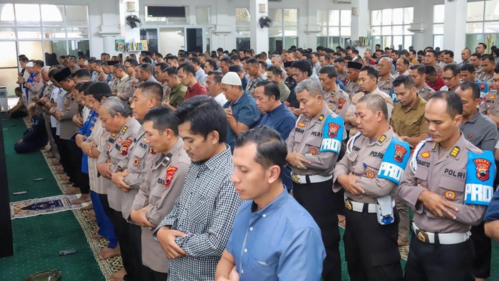 Suasana salat gaib untuk Affan Kurniawan di Masjid Mapolda Jateng, Jumat (29/8/2025).