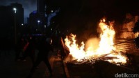 Massa yang berada di luar Polda Metro Jaya menembakkan petasan ke arah polisi yang berjaga. Massa juga membakar sejumlah fasilitas.