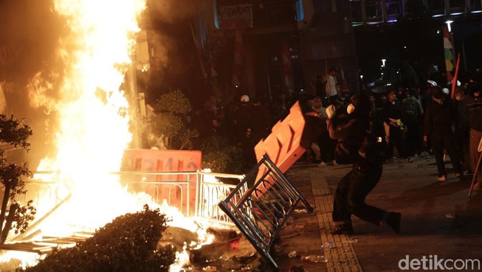Sejumlah demonstran masih bertahan di depan Polda Metro Jaya, Jakarta, Jumat (29/8/2025). Hingga pukul 18.15 petang ini, para demonstran masih bertahan di depan Polda Metro Jaya.