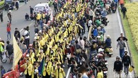 Tampak massa aksi menguasai jalan di depan Polda Metro Jaya. Pengguna jalan diimbau mencari alternatif jalan.