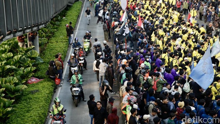 Suasana Terkini Lalin di Depan Polda Metro Jaya Sejumlah mahasiswa dari berbagai kampus mendatangi gedung Polda Metro Jaya, Jakarta, Jumat (29/8/2025). Aksi ini dilakukan para mahasiswa untuk menuntut keadilan atas meninggalnya salah seorang pengendara ojek online yang dilindas oleh rantis milik brimob.