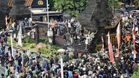 Massa mahasiswa merangsek masuk ke dalam Polda Metro Jaya.