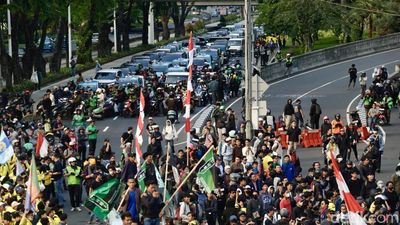 Suasana Lalu Lintas di Sekitar Polda Metro Jaya