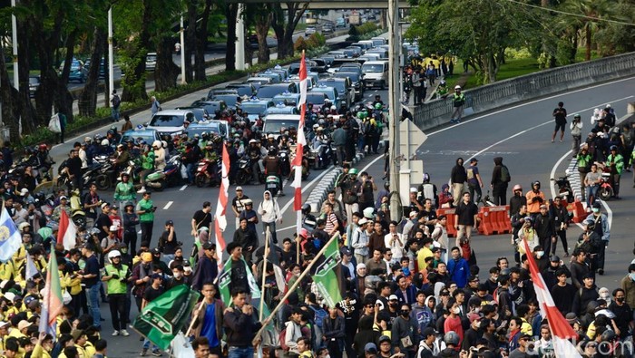 Suasana Terkini Lalin di Depan Polda Metro Jaya Sejumlah mahasiswa dari berbagai kampus mendatangi gedung Polda Metro Jaya, Jakarta, Jumat (29/8/2025). Aksi ini dilakukan para mahasiswa untuk menuntut keadilan atas meninggalnya salah seorang pengendara ojek online yang dilindas oleh rantis milik brimob.