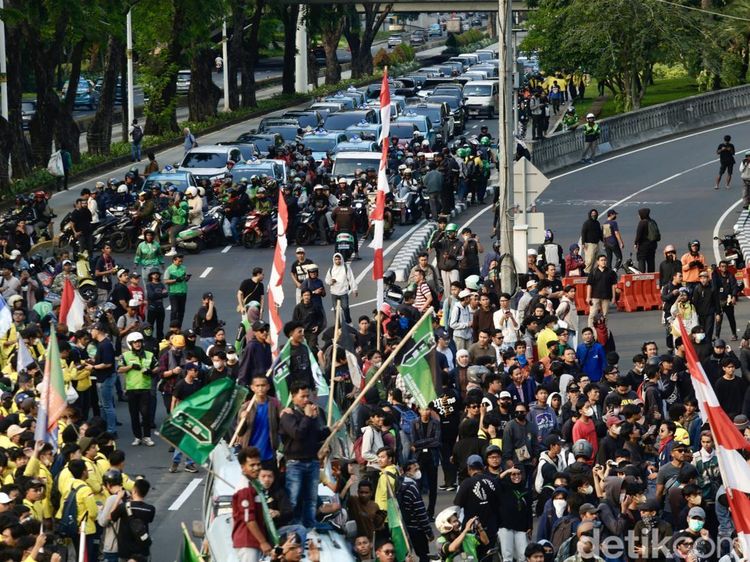 Suasana Lalu Lintas di Sekitar Polda Metro Jaya