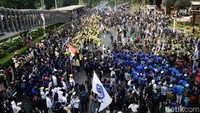 Massa membawa sejumlah bendera dan poster yang berisi tuntutan.