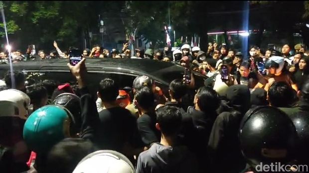Mobil rombongan Gubernur DIY Sri Sultan Hamengku Buwono X mendatangi Polda DIY malam ini, Jumat (29/8/2025).