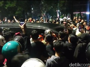 Gubernur Sultan HB X Datangi Polda DIY Malam Ini