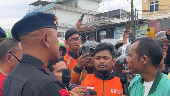 Dansat Brimob Polda Sumut Rantau Isnur saat menemui massa ojol. (Foto: Finta Rahyuni/detikSumut)