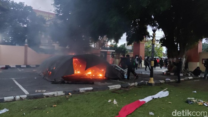 Tenda terbakar di halaman Mapoda DIY, Jumat (29/8/2025).