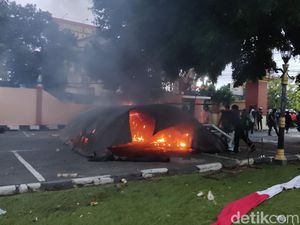 Tenda Polisi Terbakar Saat Demo Jogja Memanggil di Polda DIY