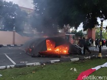 Tenda Polisi Terbakar Saat Demo Jogja Memanggil di Polda DIY