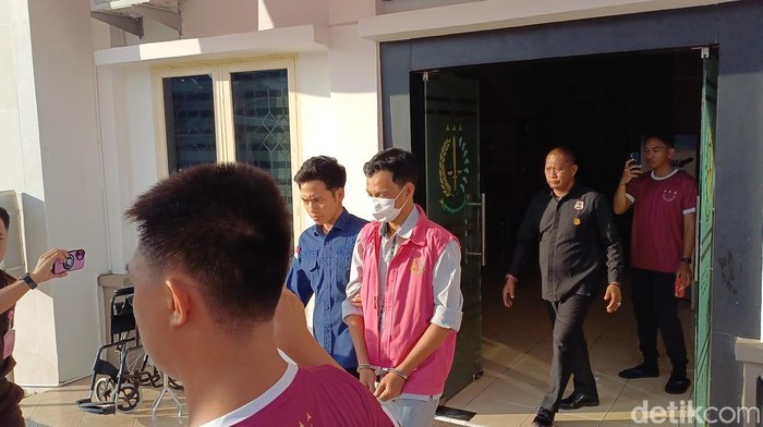 Tersangka AF saat digiring menuju mobil tahanan untuk dibawa ke Rutan Kelas IIB Pangkep.