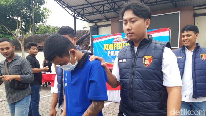 Tersangka DPJ digelandang petugas Sat Reskrim Polres Boyolali ke ruang tahanan, Jumat (29/8/2025).