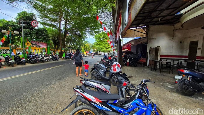 Trotoar jadi parkiran di Sukabumi.