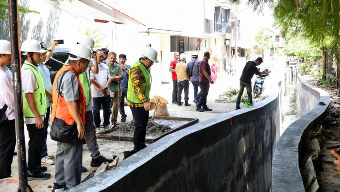 Tuntas Tangani Banjir, Pilar Saga Tinjau Proyek di Perumahan Arya Graha