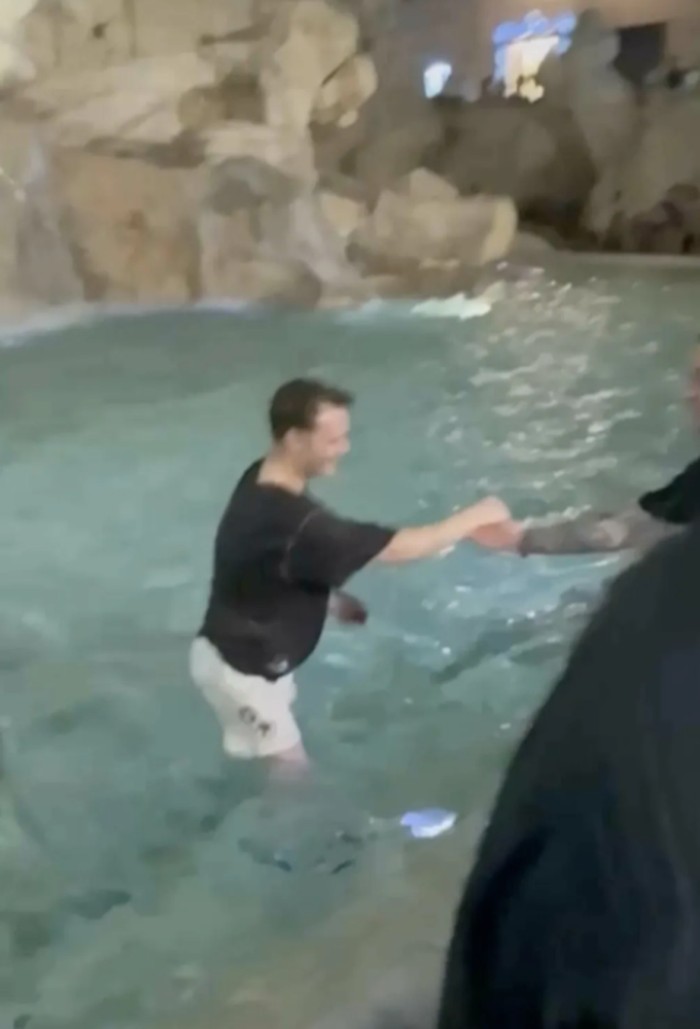 Turis masuk ke Trevi Fountain