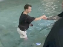 Nekat Berenang di Air Mancur Trevi, Turis Dijemput Polisi