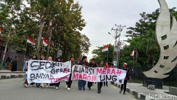 Demo mahasiswa yang tergabung dalam aliansi Mahasiswa Merah Maron Universitas Negeri Gorontalo (UNG).
