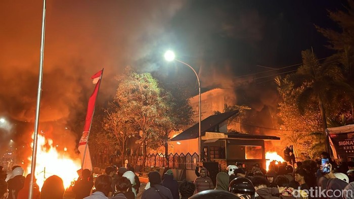 Unjuk rasa di depan kantor DPRD Makassar berakhir ricuh. Sahrul Alim/detikSulsel