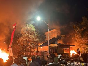 Massa Jebol Pagar DPRD Makassar, Bakar Mobil-Motor di Parkiran