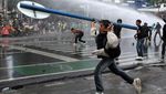 Ricuh Aksi di Medan, Massa Lempar Batu dan Bakar Pos Polisi