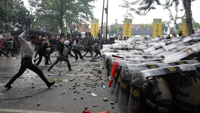 Pengunjuk rasa menendang petugas saat aksi di depan Gedung DPRD Sumatera Utara, Medan, Jumat (29/8/2025). ANTARA FOTO/Yudi Manar/rwa.