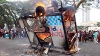 Pengunjuk rasa membakar pos polisi saat aksi di depan Gedung DPRD Sumatera Utara, Medan. Foto: ANTARA FOTO/Yudi Manar