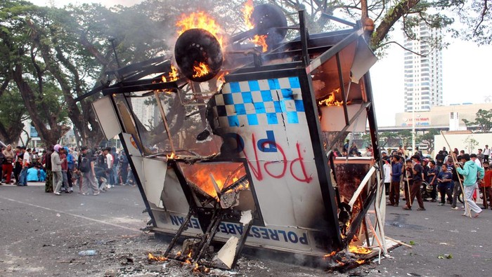 Unjuk rasa ricuh di Medan Pengunjuk rasa menendang petugas saat aksi di depan Gedung DPRD Sumatera Utara, Medan, Jumat (29/8/2025). ANTARA FOTO/Yudi Manar/rwa.