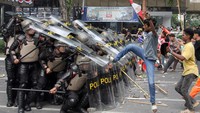 Sejumlah elemen masyarakat melakukan aksi unjuk rasa di DPRD Sumut dan Medan. Mereka menyampaikan tuntutan soal tunjungan anggota DPR hingga driver Ojol yang tewas ditabrak kendaraan taktis Brimob. Foto: ANTARA FOTO/Yudi Manar