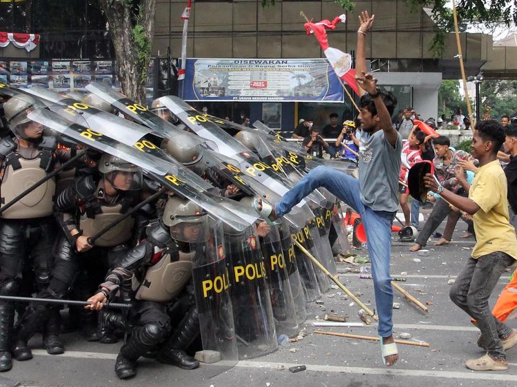Ricuh Aksi di Medan, Massa Lempar Batu dan Bakar Pos Polisi