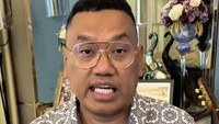Uya Kuya mengatakan dalam video-video editan itu terlihat gaya rambutnya sangat berbeda dengan sekarang. Intinya orang-orang yang kenal saya tahu siapa saya. Saya sadar apa pun pembelaan kita, pembenci tetap pembenci kita. Dan, gak apa-apa kritik saya, hujat saya, tapi jangan buat video fitnah dan narasi palsu, ungkapnya. Foto: Instagram @king_uyakuya
