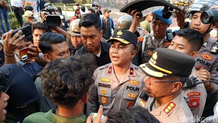 Massa aksi Badan Eksekutif Mahasiswa Seluruh Indonesia (BEM SI) berdialog langsung dengan Wakapolda Metro Jaya Brigjen Dekananto Eko Purwono, Jumat (29/8/2025).