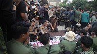 Brigjen Dekananto Eko Purwono bersama massa duduk bareng berdialog. 