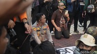 Sejumlah mahasiswa membawa spanduk tuntutan saat audiensi dengan Wakapolda Metro Jaya. 