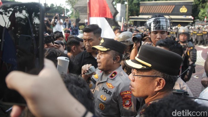 Wakapolda Metro Jaya Temui Massa Aksi Bela Affan Kurniawan, Janji Proses Hukum Wakapolda Metro Jaya Brigjen Dekananto Eko Purwono menerima audiensi massa mahasiswa yang mengecam tewasnya Affan Kurniawan, driver ojol yang tewas dilindas rantis Brimob. Audiensi berlangsung di halaman Polda Metro Jaya, Jakarta, Jumat (29/8/2025). Wakapolda menjelaskan saat ini anggota Brimob yang terlibat tengah menjalani proses hukum.