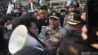 Suasana audiensi mahasiswa dengan Wakapolda Metro Jaya diwarnai orasi damai menuntut proses hukum transparan bagi anggota Brimob terlibat. 