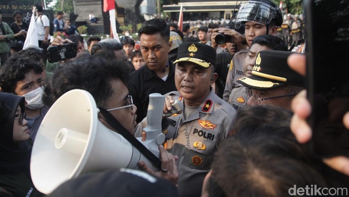 Wakapolda Metro Jaya Brigjen Dekananto Eko Purwono menerima audiensi massa mahasiswa yang mengecam tewasnya Affan Kurniawan, driver ojol yang tewas dilindas rantis Brimob. Audiensi berlangsung di halaman Polda Metro Jaya, Jakarta, Jumat (29/8/2025). Wakapolda menjelaskan saat ini anggota Brimob yang terlibat tengah menjalani proses hukum.