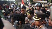 Brigjen Dekananto Eko Purwono menjelaskan kepada mahasiswa bahwa anggota Brimob yang melindas Affan Kurniawan kini menjalani proses hukum. 