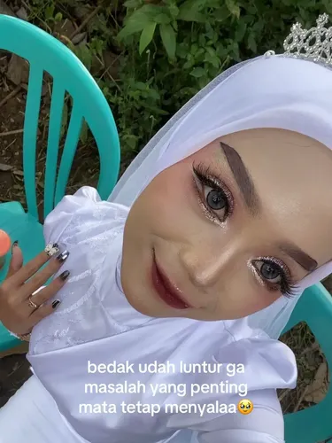 Wanita yang tinggal di Semarang Barat, Kota Semarang, Jawa Tengah ini merias wajahnya sendiri mulai dari lamaran hingga resepsi. Keputusannya itu langsung menjadi sorotan warganet dan viral di media sosial.