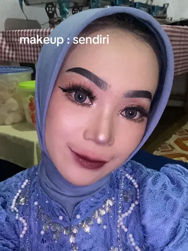 Wanita yang tinggal di Semarang Barat, Kota Semarang, Jawa Tengah ini merias wajahnya sendiri mulai dari lamaran hingga resepsi. Keputusannya itu langsung menjadi sorotan warganet dan viral di media sosial.