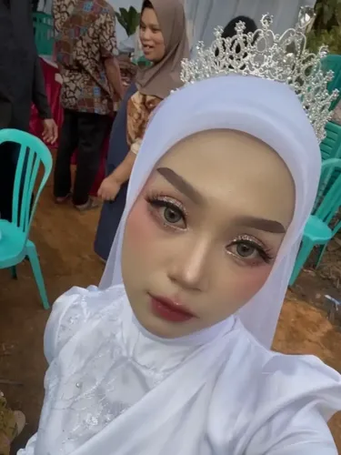 Wanita yang tinggal di Semarang Barat, Kota Semarang, Jawa Tengah ini merias wajahnya sendiri mulai dari lamaran hingga resepsi. Keputusannya itu langsung menjadi sorotan warganet dan viral di media sosial.