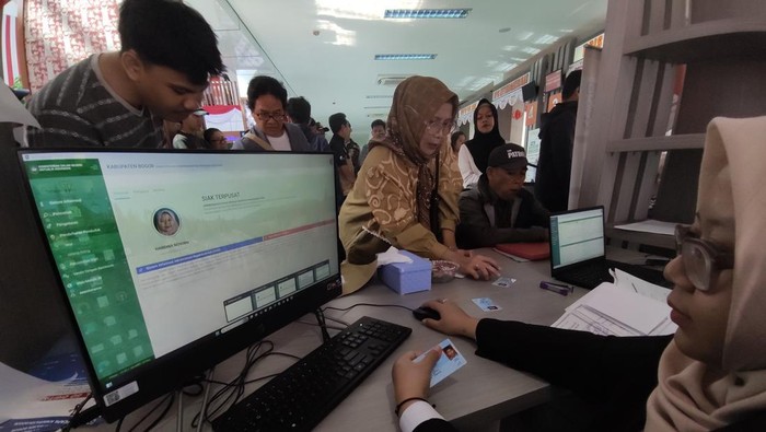 Warga antre gunakan layanan publik 80 jam yang digelar Pemkab. Bogor