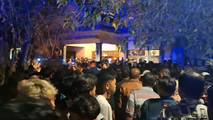 Warga mengepung rumah oknum guru ngaji di Pekalongan, Kamis (28/8/2025). Polisi turun tangan dan mengamankan terduga pelaku.