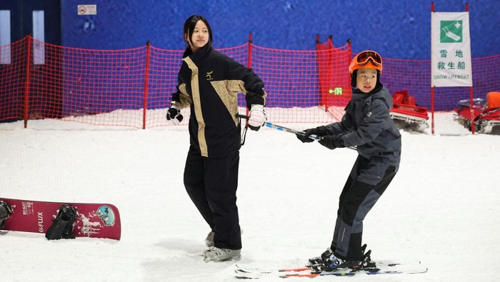 Warga Shanghai Serbu Dunia Salju Buatan Saat Panas Mencapai Rekor People enjoy the snow at Shanghai L+SNOW Indoor Skiing Theme Resort amid an orange alert for heat in Shanghai, China August 28, 2025. REUTERS/Go Nakamura