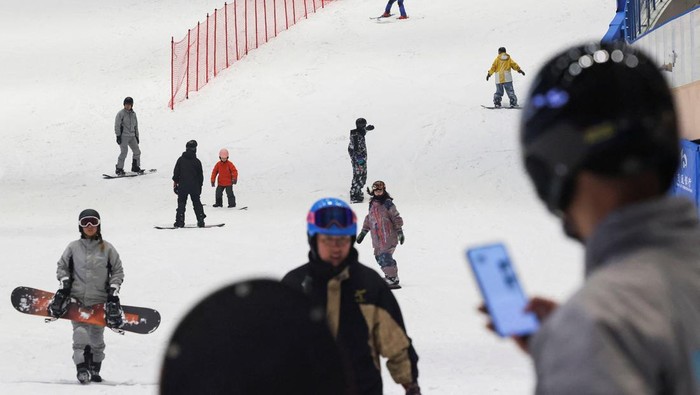 Warga Shanghai Serbu Dunia Salju Buatan Saat Panas Mencapai Rekor People enjoy the snow at Shanghai L+SNOW Indoor Skiing Theme Resort amid an orange alert for heat in Shanghai, China August 28, 2025. REUTERS/Go Nakamura