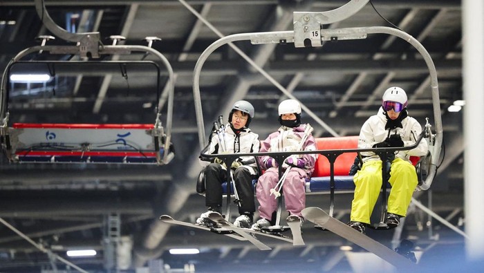 Warga Shanghai Serbu Dunia Salju Buatan Saat Panas Mencapai Rekor People enjoy the snow at Shanghai L+SNOW Indoor Skiing Theme Resort amid an orange alert for heat in Shanghai, China August 28, 2025. REUTERS/Go Nakamura