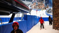 Anak-anak terlihat ceria mencoba seluncuran salju di L+SNOW Shanghai, menghabiskan waktu di tengah suhu luar ruangan yang mencapai 37°C. Foto: REUTERS/Go Nakamura