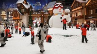 Sejumlah wisatawan menikmati perang bola salju di tengah suasana pegunungan buatan, menjadikan resor ski ini tempat pelarian favorit saat gelombang panas. Foto: REUTERS/Go Nakamura