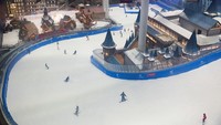 Pemain ski pemula hingga profesional menjajal empat lintasan berbeda yang tersedia di kompleks ski dalam ruangan berstandar Guinness World Record. Foto: REUTERS/Go Nakamura